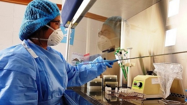 A health worker conducts PCR testing to confirm COVID-19 at Hue Central Hospital. (Photo: NDO/Cong Hau)