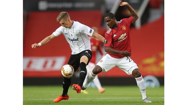 LASK Linz's Philipp Wiesinger in action with Manchester United's Odion Ighalo, as play resumes behind closed doors following the outbreak of the coronavirus disease. (Photo: Reuters)