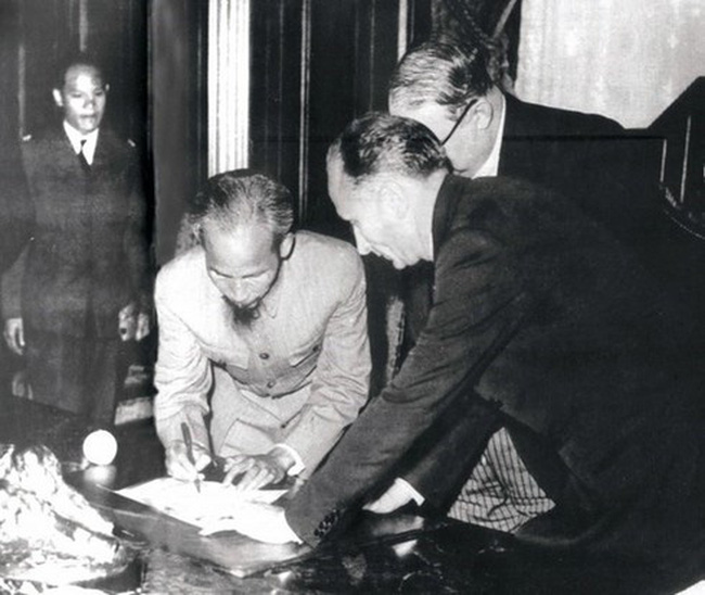 President Ho Chi Minh signs modus vivendi agreement in Paris on September 14, 1946 (Photo: VNA)