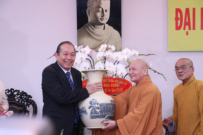 Politburo member and Permanent Deputy Prime Minister Truong Hoa Binh presents a gift to Most Venerable Thich Thien Nhon, Chairman of the VBS Executive Board, at the event