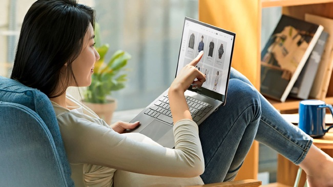 Samsung đã đưa sản xuất các dòng máy tính đến Việt Nam, làm cho người tiêu dùng địa phương có thể sử dụng đến các sản phẩm chất lượng của hãng. Hãy xem hình ảnh liên quan để tìm hiểu thêm về quy trình sản xuất và sản phẩm của Samsung tại Việt Nam.