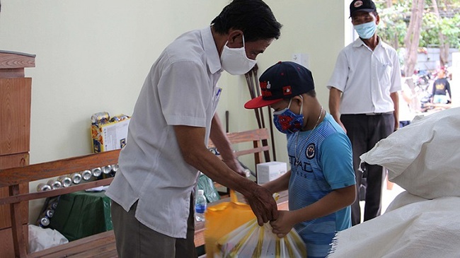 Da Nang supports local workers who are facing difficulties due to the COVID-19 epidemic. (Photo: NDO)