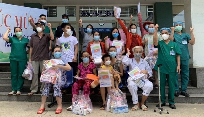 COVID-19 patients who were declared as recovered at the Hoa Vang Medical Centre, Da Nang City, on August 30, 2020. (Photo: NDO)