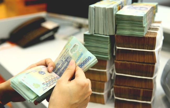 The central bank further cuts benchmark interest rate to aid economy. (Photo: VNA)