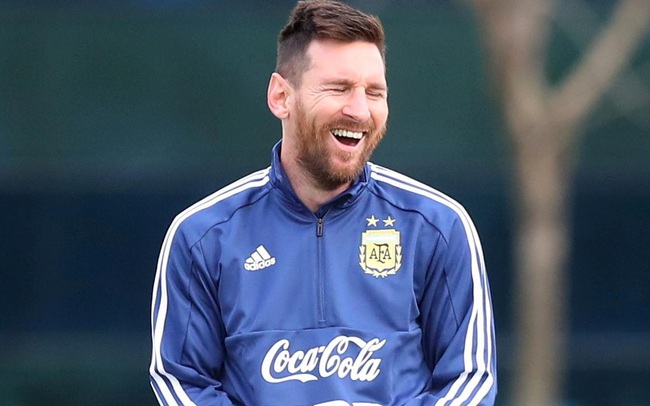 Người hâm mộ Barcelona rất háo hức bởi sự ở lại của ngôi sao Lionel Messi. Với nụ cười tươi như ánh mặt trời của Messi đang thể hiện sự hạnh phúc của mình đang ở lại với đội bóng yêu thích của chúng ta. Hãy đến và xem chi tiết trong ảnh để cảm nhận ngay.