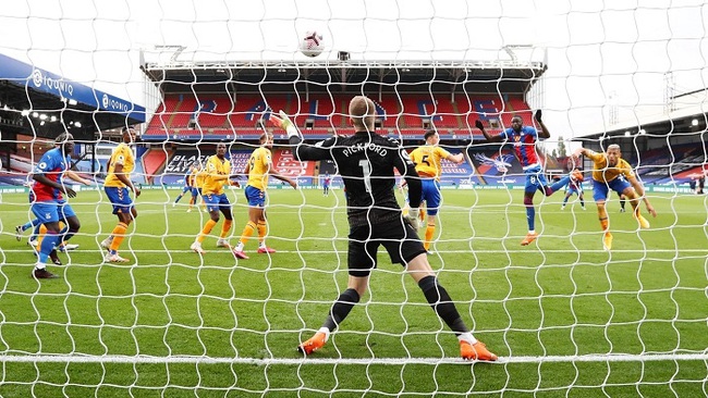 Crystal Palace's Cheikhou Kouyate scores their first goal. (Photo: Pool via Reuters)