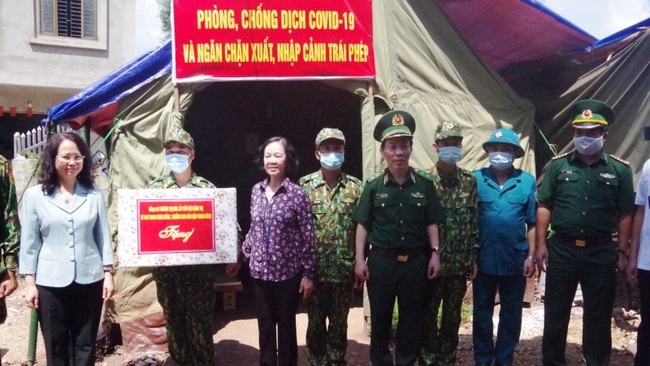 Politburo member Truong Thi Mai (third from left) presents gifts to officers and soldiers of the Thanh Loa Border Guard.