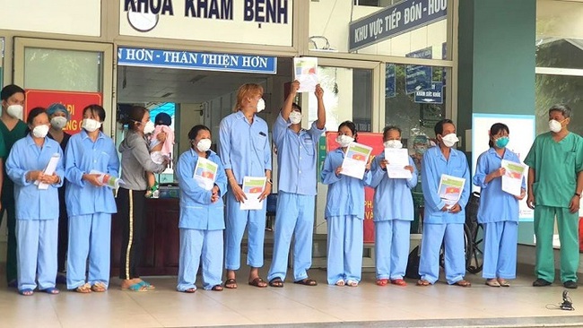 Ten COVID-19 patients, including an eight-month-old baby, were declared fully recovered in Da Nang, August 13, 2020.