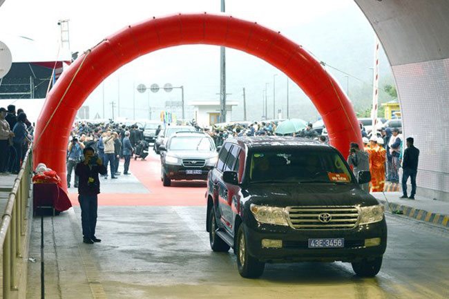 The first vehicles pass through the Hai Van 2 Tunnel after it was opened to traffic. The tunnel will be closed after the lunar New Year holiday - PHOTO: VNA