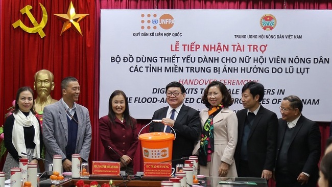 Representatives from the Vietnam Farmers’ Union receive the kits from UNFPA in Vietnam. (Photo provided by UNFPA in Vietnam)