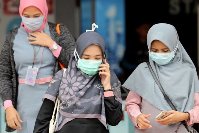 People wear face masks in Indonesia (Photo: The Straits Times)