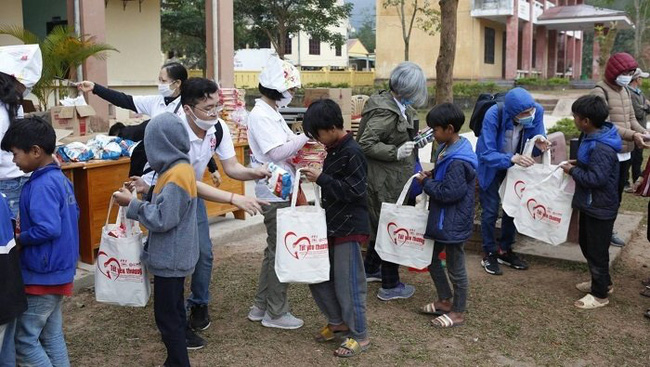 Nearly 600 Tet gifts have been handed to pupils and teachers in the communes of Thuong Trach and Tan Trach in Bo Trach District, Quang Binh Province.