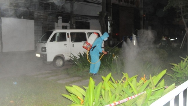 Hai Duong’s functional forces implement disinfection measures, and zone off the areas related to this case. (Photo: VOV)