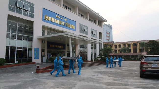 A field hospital is set up at the Hai Duong Medical Technical University