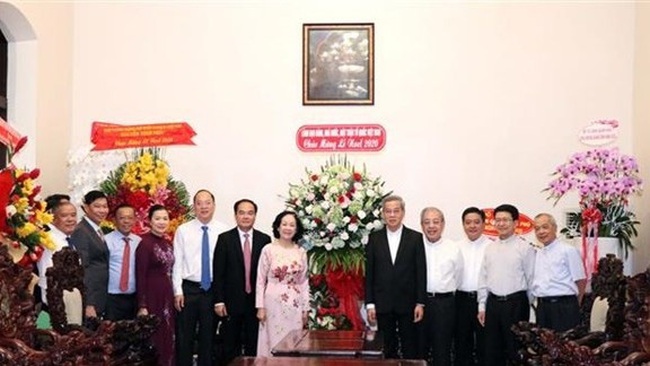Politburo member Truong Thi Mai visits and extends Christmas greetings to the Archdiocese of Ho Chi Minh City and Archbishop Nguyen Nang. (Photo: VNA)