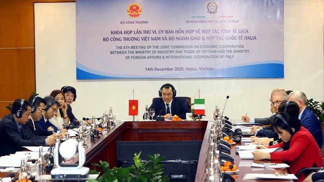 Deputy Minister of Industry and Trade Dang Hoang An speaks at the meeting. (Photo: VNA)