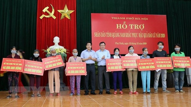 The financial support provided to local flood victims in Phu Ninh district on December 13.