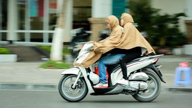 Scattered rains and low temperatures are expected to hit the capital city of Hanoi from this afternoon. (Photo: NDO)