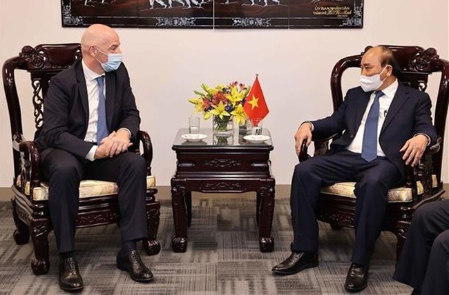 President Nguyen Xuan Phuc (R) and President of the International Federation of Association Football Gianni Infantino (Photo: VNA)