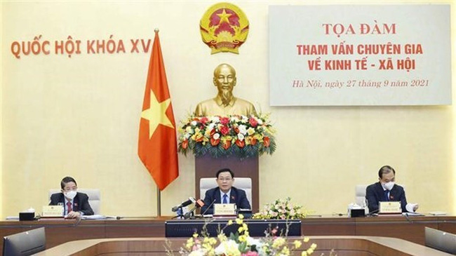 NA Chairman Vuong Dinh Hue (centre) chairs the meeting with experts in Hanoi on September 27. (Photo: VNA)