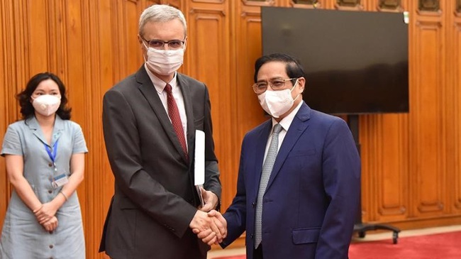 Prime Minister Pham Minh Chinh and French Ambassador to Vietnam Nicolas Warnery (Photo: Tran Hai)