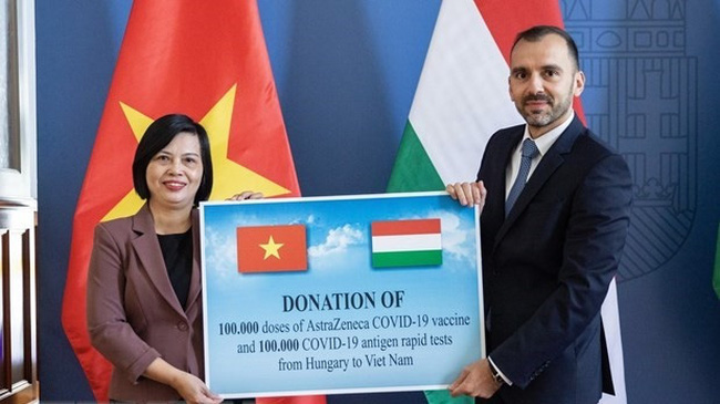 The Hungarian Government has presented Vietnam with 100,000 doses of AstraZeneca COVID-19 vaccine and 100,000 antigen test kits to support the Southeast Asian country in its battle against COVID-19. (Photo:VNA)