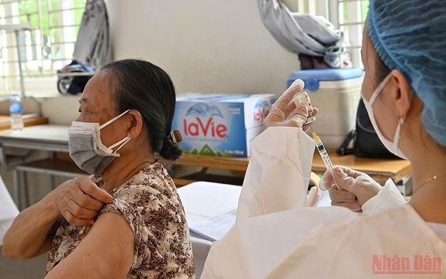 A woman gets vaccinated against COVID-19 in Hanoi. (Photo: NDO)