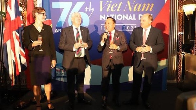 Vietnamese Ambassador to the UK Nguyen Hoang Long (second from right) and British guests at the ceremony. (Photo: VNA)
