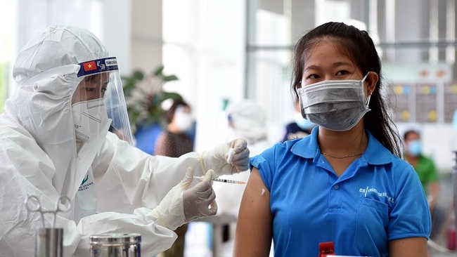 A worker in Dong Nai Province is vaccinated against COVID-19.