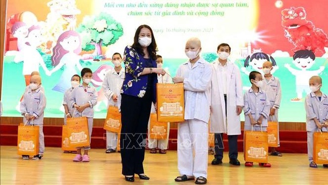 Vice President Vo Thi Anh Xuan presents gifts to child patients at the National Institute of Hematology and Blood Transfusion on the occasion of the full-moon festival. (Photo: VNA)