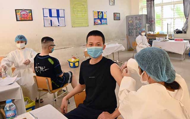 Medical workers from Bac Giang inject COVID-19 vaccine to people in Gia Thuy ward, Long Bien district (Hanoi).