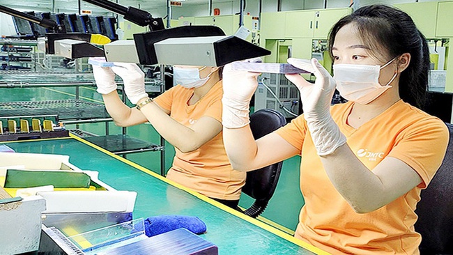 Workers from JNTC Vina Co., Ltd at Thuy Van Industrial Park in Phu Tho Province. (Photo: NDO)