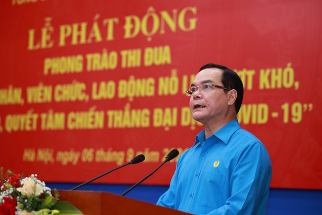 Member of the Party Central Committee and VGCL President Nguyen Dinh Khang speaks at the launching ceremony.