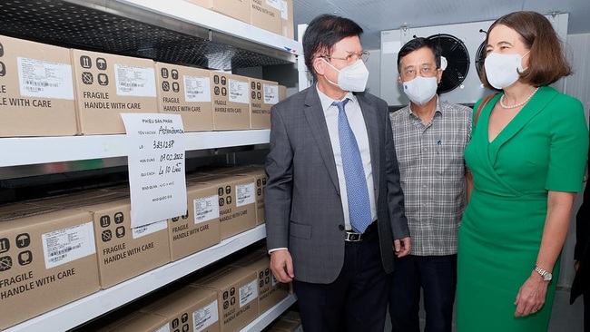 Deputy Minister of Health receives vaccine and medical equipment donated by Australia. (Photo: MOH)