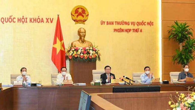 NA Chairman Vuong Dinh Hue chairs the session. (Photo: NDO)