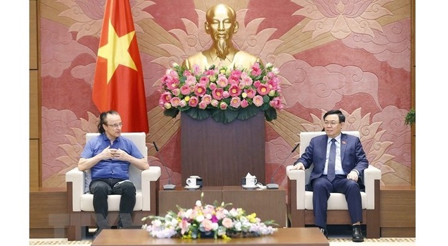 National Assembly Chairman Vuong Dinh Hue (R) and Founder and Chief Technology Officer of NG Biotech Company Milovan Stankov. (Photo: VNA)