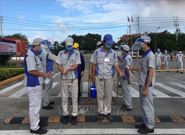 The CSB Vietnam Battery Co., Ltd in Dong Nai's Nhon Trach Industrial Park 1 performs hand sanitizer for workers (VNA File Photo)