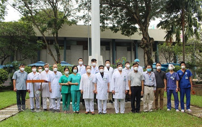 Leaders of the Thong Nhat Hospital and members of its team pose for a photo before leaving for Ninh Thuan province (Source: VNA)