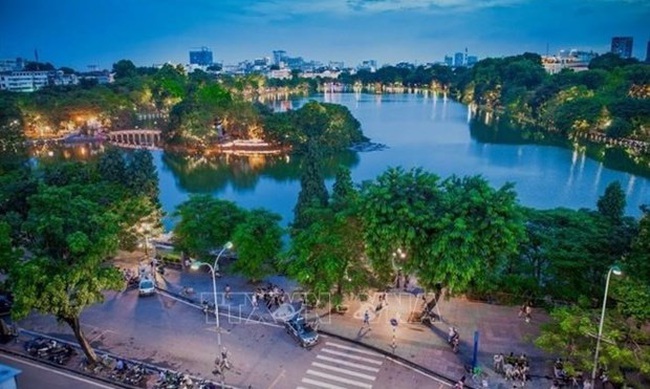 A view of Hoan Kiem Lake, a popular destination in Hanoi (Photo: VNA)