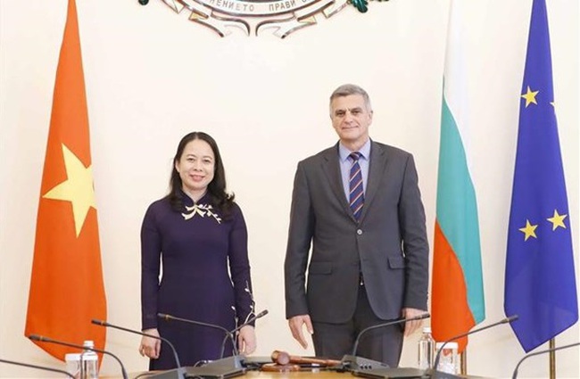 Vice President Vo Thi Anh Xuan meets with Bulgaria's caretaker Prime Minister Stefan Yanevh in Sofia on October 26. (Photo: VNA)
