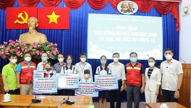Cho Ray Hospital in Ho Chi Minh City granting scholarships to students whose parents died due to COVID-19. (Photo: thoidai.com.vn)