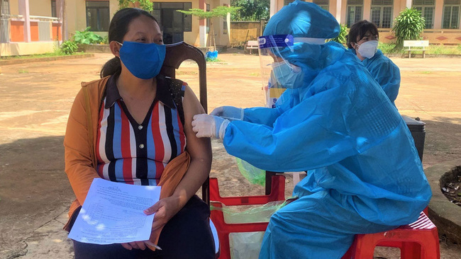 A woman in Dak Lak Province is vaccinated against COVID-19.