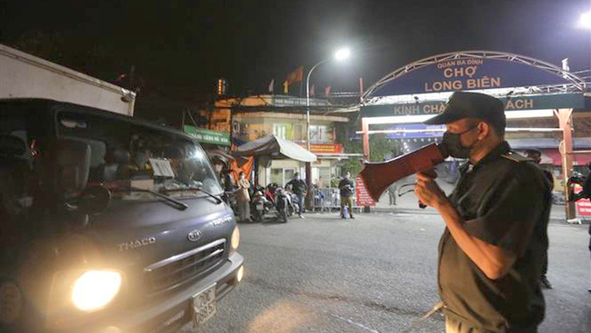 Long Bien Market reopened at 0:00 on October 21. (Photo: VNA)