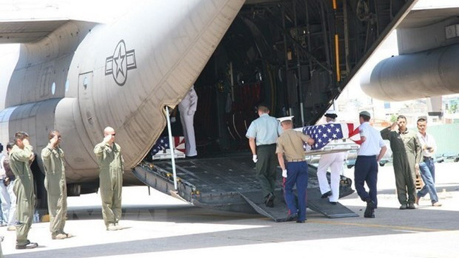 A repatriation ceremony for the remains of missing US servicemen (Illustrative photo: VNA)