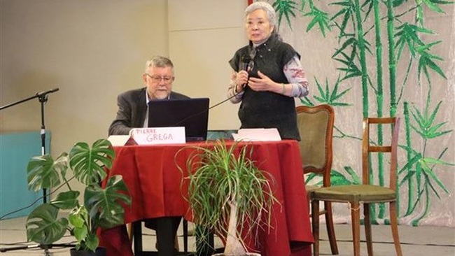 Tran To Nga (R), a Vietnamese French woman and an AO victim, speaks at the event (Photo: VNA)