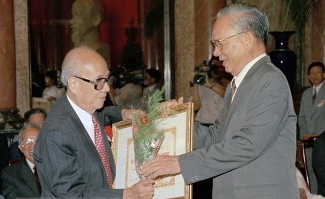 Prsident Le Duc Anh presents Ho Chi Minh Award to Prof. Vu Khieu in 1996 (Photo: VNA)