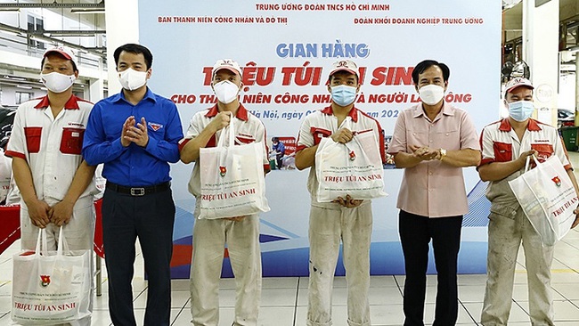 Welfare bags presented to disadvantaged young workers (Photo: NDO)