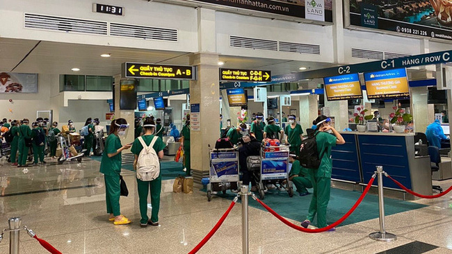 Medical workers perform flight procedures at Tan Son Nhat airport. (Photo: VNA)