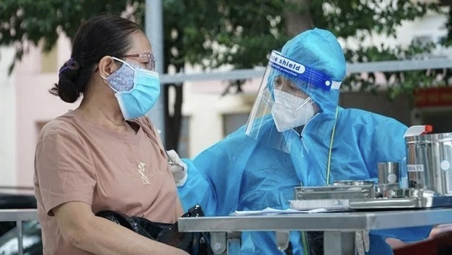 Vaccination against COVID in Ho Chi Minh City being done in Go Vap District on October 4. (Photo: VNA)