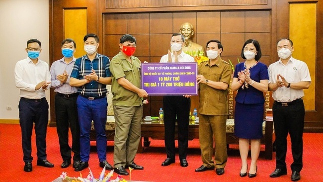 The Standing Committee of Hoa Binh Provincial Party Committee received a donation 10 ventilators, worth VND1.2 billion, from Kamala Holding Joint Stock Company.